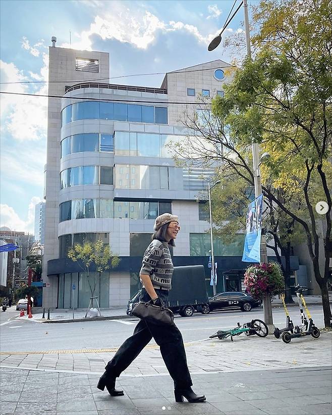 Actor and artist Lee Hye-yeong shared a recent update.On the 14th, Lee Hye-yeong posted a picture on his personal instagram with an article entitled Please ask me when you want to take it.In the photo, Lee Hye-yeong is walking in the city center with sunglasses and both hands in his pants pocket. The top knit attracts attention because it is a luxury brand M company product.In the next photo, Lee Hye-yeong recalls a cell phone from a photographer.Recently, Lee Hye-yeong said on social media that his pet dog, Burabo, almost bit his face, adding, Burabo is currently a tough person who doesnt know whether he is a dog or a person or a vibrio bacterium. Burabo is in his infancy.Lee Hye-yeong is appearing on MBNs Doll Singles 3.