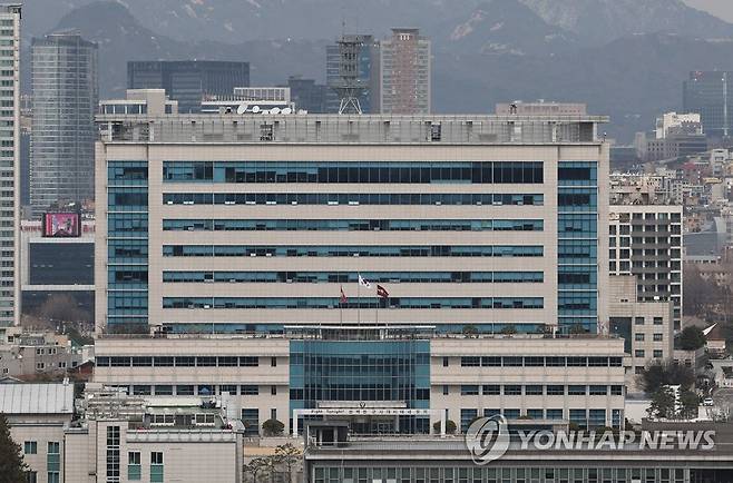 윤석열 당선인 측 "합참 남태령 이전 시 신청사 비용 1천200억원" (서울=연합뉴스) 임헌정 기자 = 윤석열 대통령 당선인 측은 21일 대통령 집무실 용산 이전에 따른 합참 이전 비용과 관련해 "합참이 남태령으로 이전할 경우 새롭게 청사를 짓는 비용은 1천200억원 정도면 가능하지 않을까"라고 밝혔다.
김은혜 당선인 대변인은 이날 삼청동 인수위 사무실에서 가진 브리핑에서 '합참 이전 비용이나 관저 신축 비용이 집무실 이전 예산에 포함되지 않았는데 추계가 가능한가'라는 질문을 받고 이같이 답했다.
사진은 이날 서울 용산구 합동참모본부 건물. 2022.3.21 kane@yna.co.kr