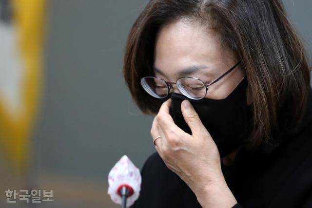 박희영 용산구청장이 15일 오후 서울 용산구청에서 열린 이태원 참사 대책특별위원회에 참석해 발언을 마친 뒤 마스크를 고쳐 쓰고 있다. 뉴스1