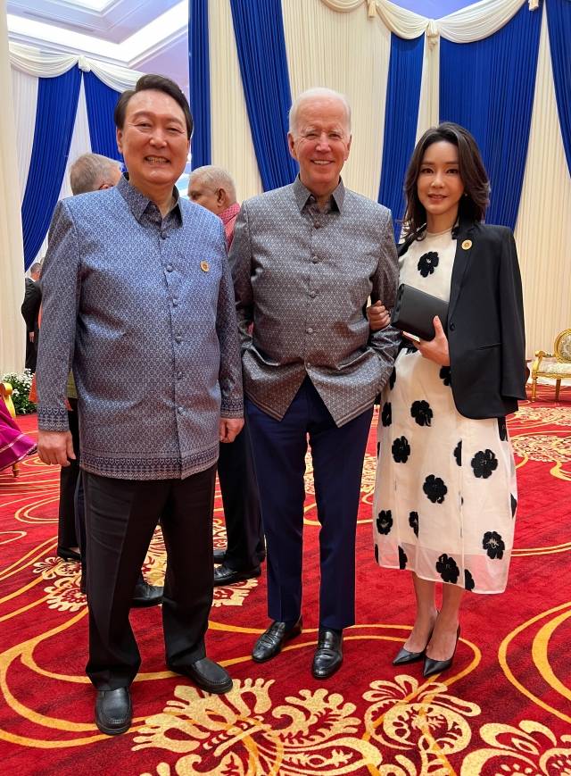 윤석열 대통령과 부인 김건희 여사가 지난 12일(현지시간) 오후 프놈펜 쯔로이짱바 국제 컨벤션 센터에서 열린 캄보디아 주최 갈라 만찬에서 조 바이든 미국 대통령과 기념촬영을 하고 있다. 대통령실 제공