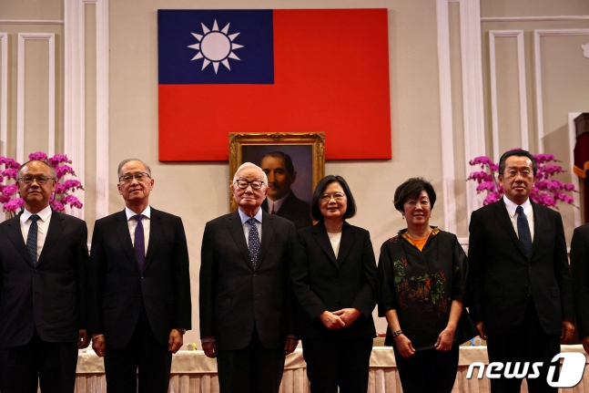 TSMC 모리스 창(왼쪽 세번째)과 차잉잉원 대만 총통(왼쪽 네번째)가 대만 타이페이에서 열린 행사에 참석한 뒤 기념촬영을 하고 있다. /ⓒ로이터=뉴스1