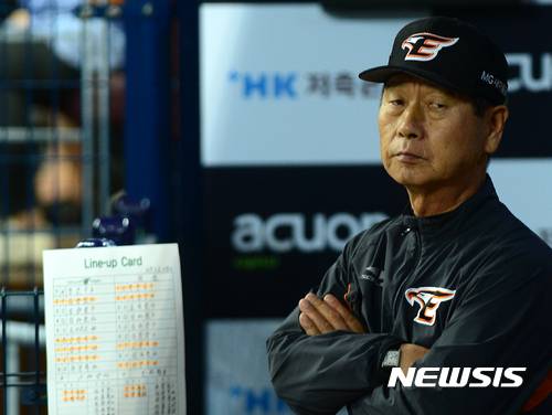 【서울=뉴시스】박주성 기자 = 18일 오후 서울 구로구 고척스카이돔에서 열린 2017 KBO 리그 한화 이글스 대 넥센 히어로즈의 경기, 1회초 한화 김성근 감독이 덕아웃에서 선수들을 바라보고 있다. 2017.05.18. park7691@newsis.com