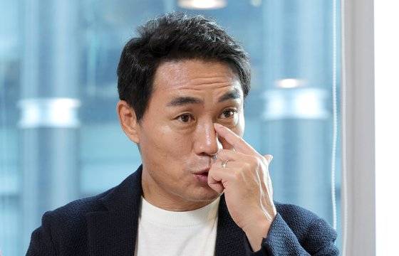 20년 전 부상 부위를 가리키는 김태영. 강정현 기자