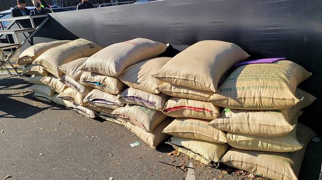 16일 오후 2시쯤 서울 여의도 국회 앞. 전국농민회총연맹 등 8개 농민 단체가 '윤석열정부 농정규탄 전국농민대회'를 연 모습./사진=김도균 기자