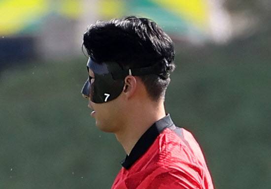안면보호대 착용한 손흥민 - 2022 카타르 월드컵에 출전하는 대한민국 축구 국가대표팀의 손흥민이 16일 오전(현지시간) 카타르 도하의 알에글라 훈련장에서 안면 보호대를 착용한 채로 훈련에 임하고 있다. 2022.11.16 연합뉴스