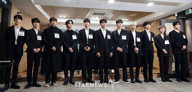 소속사 대표로부터 폭언 및 폭행 피해를 당한 사실이 드러나며 충격을 안긴 아이돌 그룹 오메가엑스가 16일 오후 서울 서초구 서초동 변호사회관에서 진행된 전속계약 해지 관련 기자회견에 참석하고 있다. 오메가엑스는 앞서 지난 10월 말 미국 LA 투어를 소화하던 도중 소속사 대표로부터 폭언 및 폭행을 당하고 있는 모습이 영상을 통해 공개되몀 충격을 전했다. 또 멤버 2명은 코로나19 감염 사실을 숨기고 무대에 오르라는 강요를 받았다. 2022.11.16 /사진=김창현 기자 chmt@