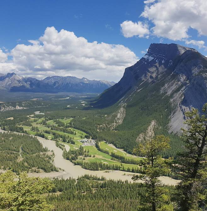 터널 마운틴 정상에서 다운타운 반대편으로 펼쳐지는 숨막히게 아름다운 전경. 깍아지른 절벽 아래로 페어몬트 밴프 스프링스 골프 코스가 있다