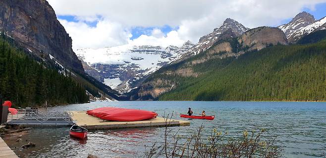 호수의 서쪽 부근에 있는 보트하우스에서 카누를 대여할 수 있다