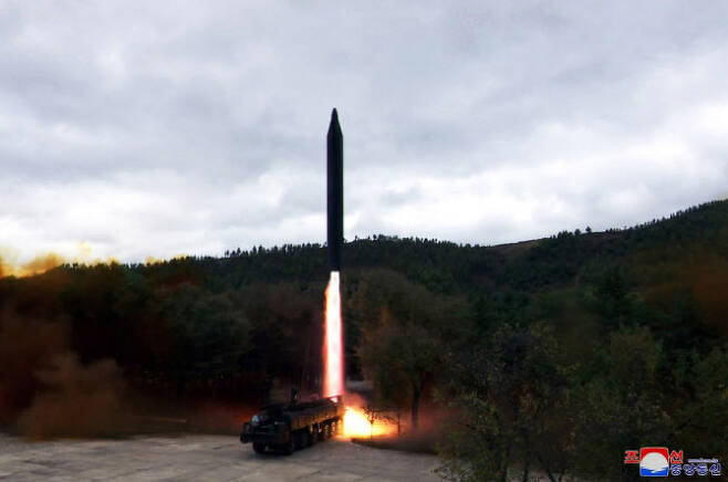 지난 9월 25일부터 10월 9일까지 이뤄진 인민군 전술핵운용부대ㆍ장거리포병부대ㆍ공군비행대의 훈련 관련 북한 조선중앙통신 보도 사진이다. (사진=연합뉴스)