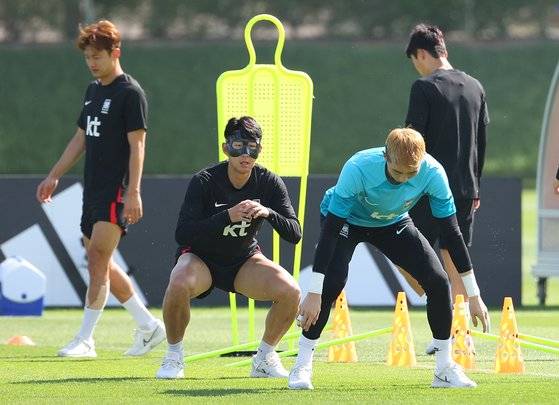 17일 축구대표팀 훈련에서 중동 무더위에 적응하기 위해 하의를 바짝 끌어올리고 운동하는 손흥민. 연합뉴스