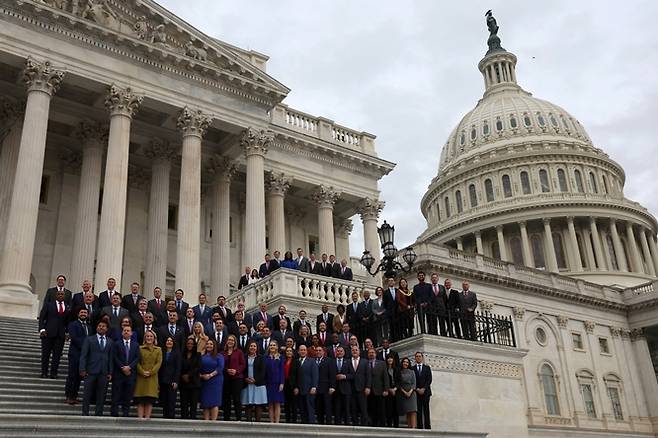 미국 공화당이 지난 17일(현지시각) 218번째 하원의석을 확보해 다수당이 됐다. 사진은 이번 중간선거에서 승리한 미 하원의원들이 의회 앞에서 기념촬영하는 모습. /사진=로이터