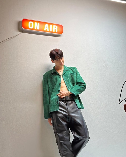 Group Astro member and actor Cha Eun-woo showed perfect visuals.On the 17th, Cha Eun-woo posted several photos without any comment.Cha Eun-woo is in a photo shoot wearing a green jacket and black leather pants. Cha Eun-woo, unbuttoning his jacket, catches his eye with a solid six-pack abs.Also, as a facial genius, it dissolves the hearts of fans with a deadly glance at a handsome beauty that can not be found as a defect.On the other hand, Cha Eun-woo appeared in the movie Decibel released on the 16th, and the Teabing original series Ireland is about to be released in December, and recently the new drama Lovely Dog has been confirmed.