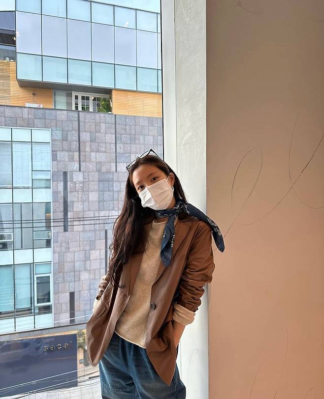 Son Na-eun, a former Apink actor, shared a recent update.On the 16th, Son Na-eun posted several photos with his maple emoticons on his instagram.The photo shows Son Na-eun, a perfect person, taking a close-up self-portrait. It is a face without a toilet, but the porcelain skin without any dullness shines.In other photos, she displayed her fashion sense without adding or subtracting: Son Na-eun, who completed her casual look with jeans and a light grey knit, showed off her fall fashion with a camel-coloured leather jacket.Also, I did not forget to give a point around the neck with a blue scarf. The sense of knit and jacket rolled up together was also outstanding.On the other hand, Son Na-eun left the group Apink and moved to YG Entertainment and acted as an actor. He appeared in the TVN drama Ghost Doctor with Rain and Kim Bum this year.