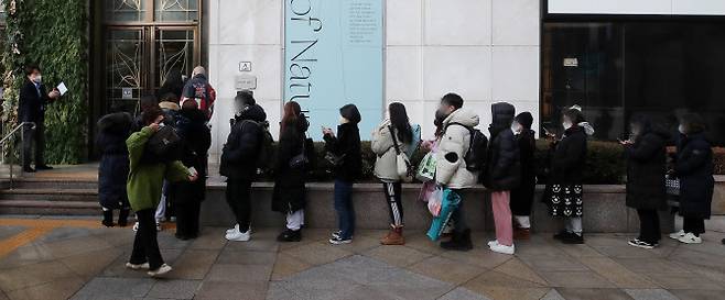 ▲지난 10일 오전 서울 시내 한 백화점 명품관에 입장을 기다리는 시민들의 모습. (사진=뉴스1)