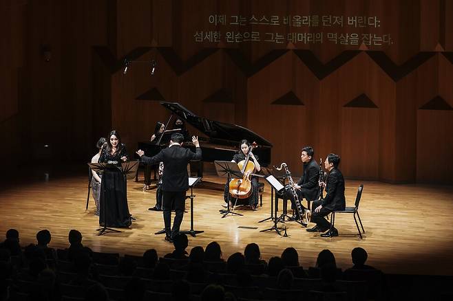 소프라노 서예리가 지난 10월28일 서울 예술의전당에서 쇤베르크의 ‘달에 홀린 피에로’를 노래하고 있다. 오푸스 제공