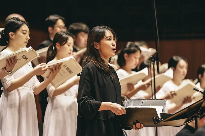 소프라노 서예리가 지난 10월22일 서울 예술의전당에서 열린 모차르트의 ‘C단조 대미사’(K.427) 공연에서 솔로곡을 노래하고 있다. 오푸스 제공
