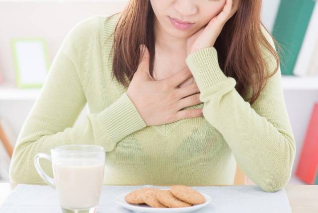 자신도 모르게 다량의 공기를 삼키게 되는 ‘공기연하증’이 있는 사람은 만성적인 복부 팽만이나 잦은 트림을 경험할 수 있다./사진=클립아트코리아