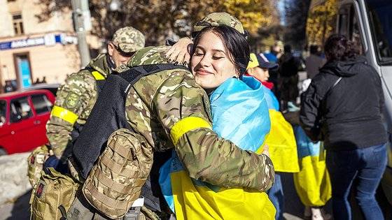 우크라이나가 되찾은 헤르손 지역에서 현지 주민이 우크라이나 군인과 껴안으며 수복을 기뻐하고 있다. AP=연합뉴스