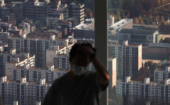 시중은행의 전세대출 최고금리가 8%를 넘어서면서 무주택 세입자들의 이자부담도 가중됐다. 안심전환대출로 1주택자들은 이자부담을 덜게 됐지만 세입자들을 위한 이자경감 정책은 없다는 지적이 제기된다. 사진은 이날 서울 송파구 롯데월드타워 전망대 서울스카이에서 바라본 아파트 단지 모습./사진=뉴스1