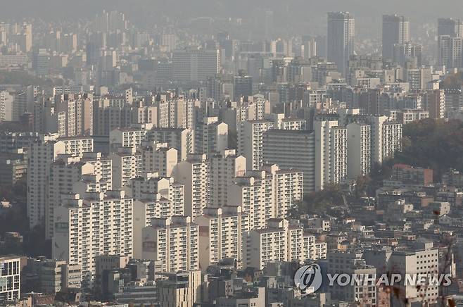 서울 아파트, 사기는 비싸고 팔기는 어렵고... (서울=연합뉴스) 한상균 기자 = 11일 서울 아파트 모습. 이날 한국부동산원이 조사한 이번 주 서울 아파트 매매수급지수는 70.7로 10년만에 최저를 기록했다. 매매수급지수는 '100'보다 낮을수록 시장에 집을 사려는 사람보다 팔려는 사람이 많다는 것을 의미한다. 2022.11.11 xyz@yna.co.kr