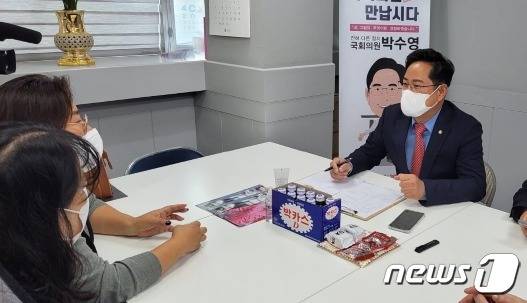 박수영 국회의원이 '국회의원 좀 만납시다'에서 주민들과 면담하고 있다.(박수영 의원실 제공)