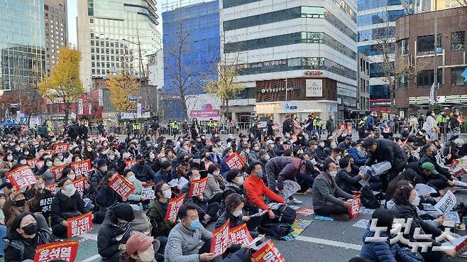 19일 서울지하철 1호선 시청역 인근에서 시민들이 '윤석열 퇴진'이 적힌 피켓을 들고 있다. 양형욱 기자