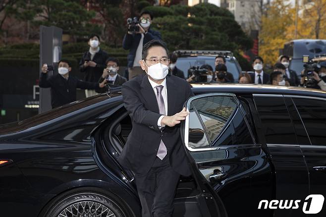 이재용 삼성전자 회장이 17일 오후 무함마드 빈 살만 사우디아라비아 왕세자 겸 총리 숙소인 서울 중구 롯데호텔로 들어서고 있다. 2022.11.17/뉴스1 ⓒ News1 이승배 기자