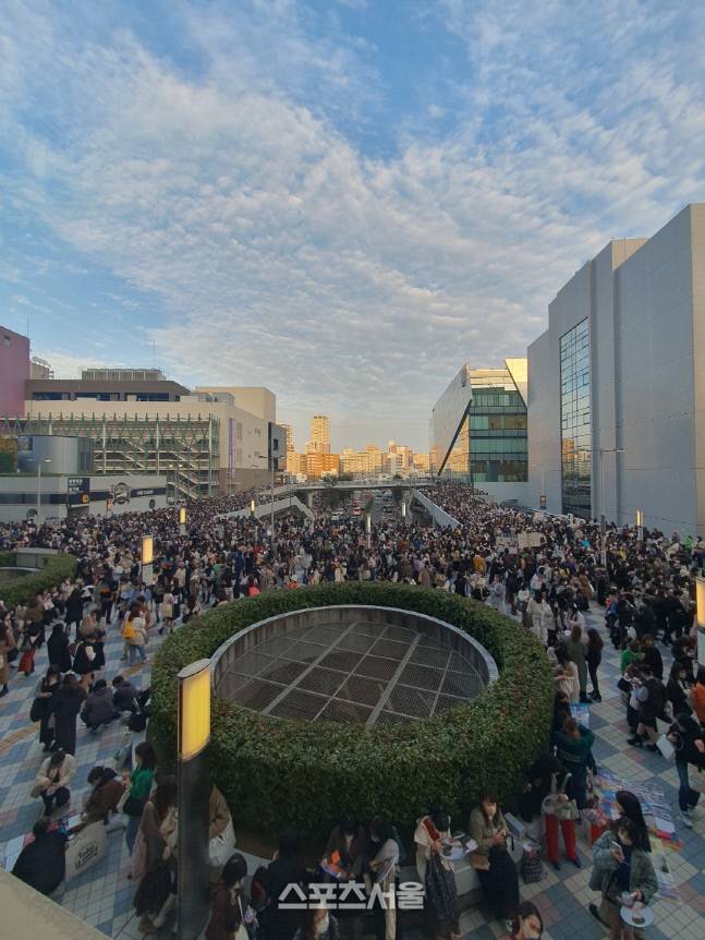 19일 그룹 세븐틴의 일본 오사카 교세라 돔 공연이 열리기 전 일대는 팬들로 인산인해를 이뤘다. 사진| 오사카= 조현정기자