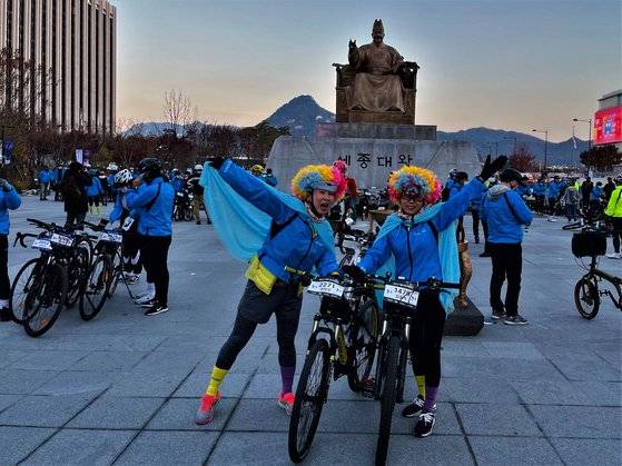 육삼토끼마라톤클럽의 권영주(왼쪽) 회원과 김윤자 회원은 독특한 머리 장식을 달고 서울자전거대행진에 참석해 주변 사람들의 주목을 받았다. 문희철 기자