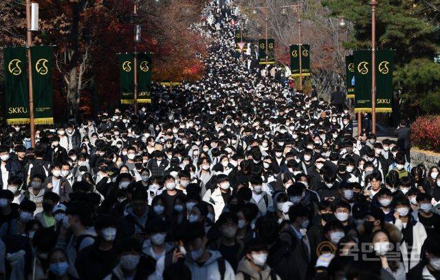 20일 서울 종로구 성균관대학교에서 2023학년도 수시모집 논술시험을 마친 수험생들이 교문 밖으로 나와 이동하고 있다.
