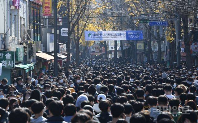 20일 서울 종로구 성균관대학교에서 2023학년도 수시모집 논술시험을 마친 수험생들이 교문 밖으로 나와 이동하고 있다.