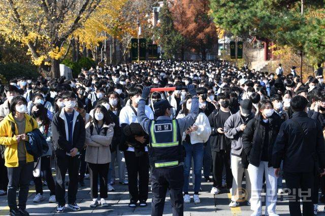 2023학년도 대입 수시전형 논술시험이 치러진 20일 오전 서울 종로구 성균관대학교 인문사회캠퍼스 정문 앞에서 경찰이 안전사고 예방을 위해 수험생들의 이동 통제를 하고 있다.