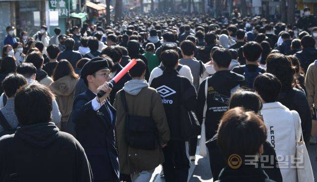 2023학년도 대입 수시전형 논술시험이 치러진 20일 오전 서울 종로구 성균관대학교 인문사회캠퍼스 정문 앞에서 학군단들이 안전사고 예방을 위해 수험생들의 이동 통제를 하고 있다.