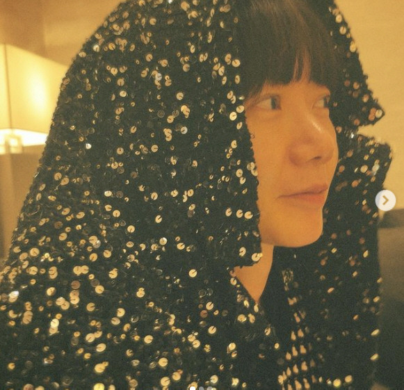 Actor Bae Doona has released a retro-style photo.On the 21st, Bae Doona said, Photographic filter is very .. It is a picture taken the day before yesterday, but it reminds me of a picture taken a long time ago.Bae Doona went on a memorable trip alone, saying that it was like a picture taken a long time ago in a picture taken by a friend.On the other hand, Actor Bae Doona appears in the movie Next So-hee which is scheduled to open this year.Next So-hee draws the story of So-hee, a high school girl who went on a field trip to a call center, and the story of Eugene, a woman who questions her.