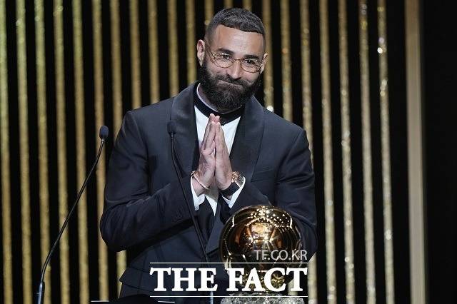 올해 발롱도르 수상자인 프랑스의 카림 벤제마(레알 마드리드)가 부상으로 2022 카타르 월드컵 출전이 좌절됐다. 사진은 벤제마가 지난달 18일(한국시간) 프랑스 파리의 샤텔레 극장에서 열린 제66회 발롱도르 시상식에서 남자 발롱도르 트로피를 받고 기뻐하는 모습. /파리=AP.뉴시스