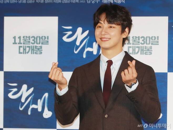 Actor Yoon Shi-yoon has elucidated the Misunderstood surrounding his height.Yoon Shi-yoon appeared as a guest on KBS Cool FM Park Myeong-sus Radio show broadcast on the 21st.On this day, Yoon Shi-yoon mentioned Joo Won, who appeared in the KBS2 drama Baking King Kim Tong-gu when the story about the key came out, and said, (Many people) think Joo Won is big but I am small.I thought I was less than 170 centimeters tall, he said, smiling.It was 177cm on the portal site, but it was 175cm when it was measured by the Ministry of National Defense, he said.Park Myeong-su, who listened to this, responded, Its okay if its 175 ~ 176cm. Yoon Shi-yoon confessed, Im sorry.Yoon Shi-yoon said, I want to explain about the key when I appeared in an entertainment in 2017. After my debut, I have been working with tall people all the time, so I am Misunderstood.Choi Daniel, Kwak Si-yang, Joo Won and others are over 180cm, so I look relatively small, bigger than Koreas average height. On the other hand, Yoon Shi-yoon appears in the movie Birth which will be released on the 30th. Birth is a film about the story of Andrew Kim Taegon, the first Catholic priest of Korea.