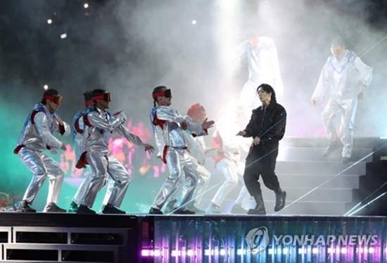 BTS Jungkook was on stage at the opening ceremony after singing the official World Cup OST for the first time as a Korean singer.The opening ceremony of the 2022 Qatar World Cup was held at Qatars Al-Khor Al-Bait Stadium on Tuesday.Jungkook sang Dreamers, the official cheering song for the 2022 Qatar World Cup, amid cheering songs from 32 countries participating in the World Cup.Jungkook, dressed in a black costume, showed a rich performance with dancers.On the stage of Jungkook, Qatar Singer Fahad Al-Kubaishi appeared wearing a turban and sang with Jungkook to draw attention.Dreamers is a combination of magnificent sound and Jungkooks vocals. It contains a message of praise and hope for dreamers.Jungkook became the first Korean singer to sing the World Cup official Cheering song, and the second Korean singer to participate in the opening ceremony of the World Cup.At the 2002 Korea-Japan World Cup, Park Jung-hyun and Brown Eyed Soul were on stage for the opening ceremony.BTS RM, J-Hope, Suga, and V showed their pride by confirming that they are watching Jungkooks celebration stage in real time through SNS. Jimin expressed his admiration through the fan community Weavers, saying, Its cool.On the other hand, Jungkook was the main vocalist of BTS in 2013. Even though he was the youngest, he got the qualification of golden youngest because of his excellent ability.Through his collaboration with Charlie Puth, Left and Right, Jungkook showed his strength as a solo artist.Jungkooks BTS won the United States of Americas 2022 American Music Awards (AMA) last year, followed by Favorite Pop Duo or Group this year,Best K-Pop (Best K-Pop) nominee.The 65th Grammy Awards, which will be held on February 5th next year, are also nominated for Best Music Video, Best Pop Iruvar / Group Performance, and Album of the Year.Photos: Yonhap News, Big Hit Music