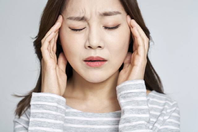 두통과 함께 목 주변 통증이 심하다면 목 디스크를 의심해야 한다. /게티이미지뱅크