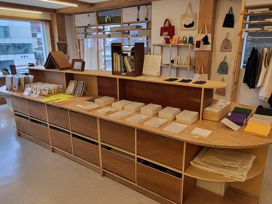 오브젝트에는 각종 문구류부터 의류·책·액세서리·생활소품·인테리어 소품·핸드메이드 제품까지 없는 게 없다. 현재의 문구점을 가장 잘 드러낸 장소라고 할 수 있다.