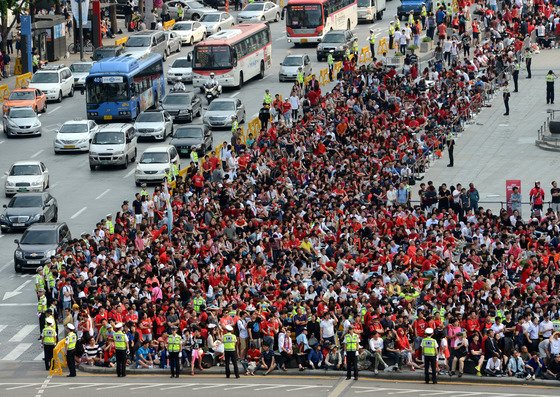 2014브라질월드컵에서 한국-러시아 예선 첫 경기가 열렸던 6월 17일 서울 광화문광장에 붉은악마와 시민들이 거리응원을 하고 있다. 사진공동취재단