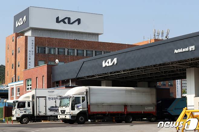 (광명=뉴스1) 민경석 기자 = 신종 코로나바이러스 감염증(코로나19) 확진자가 대량 발생해 가동이 일시 중단됐던 기아 오토랜드 광명(옛 기아자동차 소하리 공장)이 28일 가동을 재개한다. 기아자동차는 오토랜드 광명에서 지난 23일부터 코로나19 확진자가 사흘동안 23명이 발생해 26일 1·2 공장 가동을 중단한 데 이어 8명이 추가로 확진돼 27일에도 공장 일부 가동을 중단한 바 있다. 사진은 28일 경기 광명 기아자동차 소하리 공장 모습. 2021.7.28/뉴스1