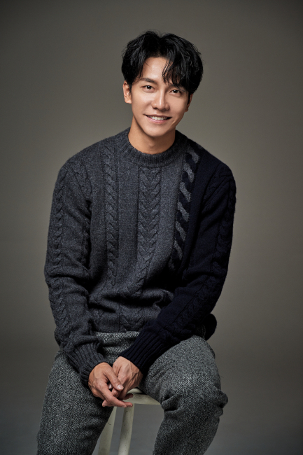 Although it was not large, it was growing into a leading entertainment company by solidifying its lineup, but now its existence base itself is threatened.HOOK ENTERTAINMENT, which includes Lee Seung-gi-gi, Lee Seo-jin, and Youn Yuh-jung, was at the center of the controversy.HOOK ENTERTAINMENT is suffering from the risk caused by Kwon Jin-young, the head of the company.As an entertainment company, there was an unprecedented police seizure search, and Lee Seung-gi-gi, who was regarded as a signatory entertainer, received proof of content related to the contract dispute, and in the process, suspected that he had an unbelievable disadvantage to his entertainers in the settlement of sound revenue .HOOK ENTERTAINMENT s biggest outbreak was the contractual dispute with Lee Seung-gi - gi.The situation, first known over the weekend, began when it became known that Lee Seung-gi-gi had sent proof of content to HOOK ENTERTAINMENT regarding the settlement.And since his debut on the 21st, Disclosure has been reported that he has not received a single won for the singers activities for 18 years.Lee Seung-gi-gis situation, known through the press, had considerable evidence, including related documents and Kwon Jin-youngs remarks.Lee Seung-gi-gis revenue from music for 18 years was known to be about 10 billion won, and even this amount was minus the loss of data for five years.In the end, Kwon said, I am ashamed and sorry because everything is my insult and vice. I am refraining from expressing my position because I am in the process of organizing concrete facts and there is room for legal treatment.However, this clarification also came after Lee Seung-gi-gis announcement that he would end his life in the entertainment industry, as reported in the report, and the publics gaze on it is cold.The risk of HOOK ENTERTAINMENT does not stop here. On the 15th, when Lee Seung-gi-gi was preparing to prove the contents with his legal representative, news of the police seizure of HOOK ENTERTAINMENT was reported.On October 10, the Metropolitan Police Service Major Crimes Susa Department conducted a five-hour seizure of the HOOK ENTERTAINMENT building in Cheongdam-dong, Gangnam-gu, Seoul.It was unusual for the Metropolitan Police Service and the Major Crimes Susa Department to search for confiscation against entertainment agencies, drawing attention to the background.Some analysts say that Susa, which is related to allegations of embezzlement by Kwon and other top executives, as well as Kang Jong-hyun, known as the ex-boyfriend of Park Min-young, a businessman and his actor, was affected by the alleged real owner of Bithumb, a virtual asset exchange.HOOK ENTERTAINMENT The suspicion of internal misconduct has become even greater because it is based on considerable conviction of criminal charges when entering into seizure search without summoning related persons.HOOK ENTERTAINMENT was founded in 2002 by Kwon Jin-young, who is known as the long-time manager of singer Lee Sun-hee.Lee Seung-gi-gi, who was Lee Sun-hees favorite student, made his debut in 2004 and started to grow rapidly as a singer and as a star through two days and one night.Since then, actors such as Lee Seo-jin and Youn Yuh-jung have been recruited. Especially, they have gained popularity through various travel entertainment programs of tvN led by Na Young Seok PD. HOOK ENTERTAINMENT has been recognized as a solid company with a small lineup of actors in the industry.Recently, he was also expanding his contract with actor Park Min-young.In the midst of this, the owners risk, especially the contract dispute with the entertainer and the internal complaints about the police Susa is pushing Hook Enter into the slope.In addition, it is clear that Lee Seo-jin and Youn Yuh-jung, who are actively active now, will be a big burden.The fate of HOOK ENTERTAINMENT is expected to be left to the judgment of Lee Seung-gi-gi and the result of Susa of the police after reviewing the contents proof.Hook Enter has not expressed any external position other than the position of Kwon on the 21st.