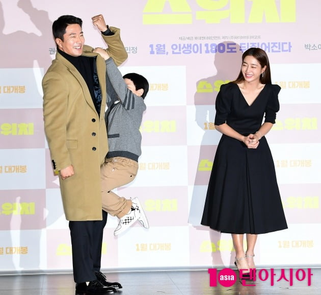 Actor Kwon Sang-woo, Oh Jung-se and Lee Min-jung are The Switch from top star to manager and artist to life force wife respectively.On the morning of the 23rd, the movie The Switch (director Ma Dae-yoon) production briefing session was held at the entrance of Lotte Cinema Konkuk University in Gwangjin-gu, Seoul.Actor Kwon Sang-woo, Oh Jung-se, Lee Min-jung and Kim Joon attended the ceremony.The Switch is a story that takes place when the top star park kang (Kwon Sang-woo), who enjoyed a brilliant single life, celebrates the moment when his life turns 180 degrees on Christmas.I was happy to direct The Switch with the three top stars. I fixed the script for the casting of the three. I didnt think it would suit me, but I liked the chemistry that went with it, Ma said.While Kwon Sang-woo and Oh Jung-se were The Switch, Ma Dae-yoon said, In two hours, I tried to intuitively look at the other two.I tried to show the impression, the tone, the similarity, but the different reaction in the same situation. Kwon Sang-woo said, Its been a while since we filmed the movie, but I enjoyed the scene. Its nice to see (actors) after a long time. Im excited that our movie is finally ready for release.He acts as a park kang who married Claudia Kim, a lover who broke up 10 years ago in the morning, and the father of twin brothers and sisters.Kwon Sang-woo said, I am a top star who lost my initials. There are a lot of Scandal with women. I am a person who treats the manager badly. Haru changes his role as Oh Jung-se Manager in the morning.In fact, the role of the manager was more comfortable. It was fun while acting like Jeong Se. Acting as a manager was much more comfortable and fun in the field.Lee Min-jung returns to the screen 10 years after the movie Wonderful Radio.He is the first love and attention artist that park kang broke up 10 years ago, and he boldly abandons studying in the United States for love only, and acts park kang and married Claudia Kim.Lee Min-jung said, How did I get back in 10 years? I like movies and I love them. I always wanted to do it.I also had a child birth, and I almost went to a drama when I was about to make a movie. This movie was my favorite genre. I like warm movies and it is warm, everyone sees and sympathizes and it is called drama genre.It is a genre that you can enjoy while talking about your life. Your seniors are great, I liked the script, and I was happy to shoot it. Kwon Sang-woo and Lee Min-jung show a couple chemistry. It turns out that the two of them actually met each other before filming. Lee Min-jung said, I was laughing because I had a good personality.Before shooting, I met a real family. He played well with the children and looked like a good father.Kwon Sang-woo said, Our second daughter and Min-jungs son were the same age, so energy was not a joke.I was able to play well while shooting, and I knew that my appearance and personality were good and active, but I was energized because I played the role of a real wife in our movie scene.  I can not adjust to the reality changed in the morning of Haru. It was drawn more realistically.I have a beautiful appearance that anyone can see, and I think it will be finished with a sympathetic story. Kwon Sang-woo also said, There is a fierce Kiss god with Lee Min-jung. Its inconvenient, isnt it? What should I do? I wondered what to do.But as soon as I acted, Mr. Lee Min-jung just did it in one shot. That was comfortable with each other, he said.Lee Min-jung said, It was a scene where Claudia Kim turned a little bit and ate it.Kwon Sang-woo said of Kim Joon, a child actor Park So-i, who worked in The Switch, They are children like Park Bo-gum. I felt a lot in the field why they are loved by many people.In the case of Soi, he is a good friend of Acting since he was a child. It is amazing when he sees tears dripping from his eyes. I can not tell whether Jun is playing or acting, but it is good for that role. It was another pleasure and happiness in the field. There is a synergy that can not be seen in other works.Thanks to the child actor, our film (attraction) has been maximized, he added.Lee Min-jung also said, Juni was a similar age to my child, so there were many similar things to play with. I also played with Mukchipa. Jun and I played together and our son was jealous.I was jealous when I saw a funny picture together and said, Why are you having more fun with him? Meanwhile, The Switch will be released in January next year.