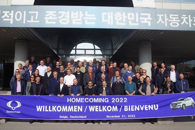 쌍용자동차가 글로벌 판매 확대를 위해 중부 유럽 대리점 관계자 등 판매 네트워크를 평택 공장에 초청했다고 23일 밝혔다. 중부 유럽 대리점 관계자들이 기념사진을 촬영하고 있다. (사진=쌍용차)