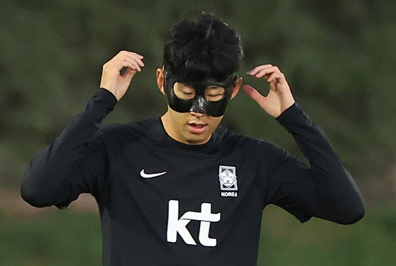 손흥민이 22일(현지시간) 카타르 도하 알에글라 훈련장에서 훈련 전 마스크를 착용하고 있다. 〈사진=연합뉴스〉