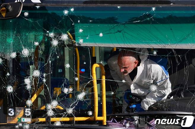 이스라엘 법의학 전문가가 23일(현지시간) 최소 7명이 부상한 버스정류장 폭발 사건 현장을 조사하고 있다. 2022.11.23/뉴스1 ⓒ AFP=뉴스1 ⓒ News1 김민수 기자