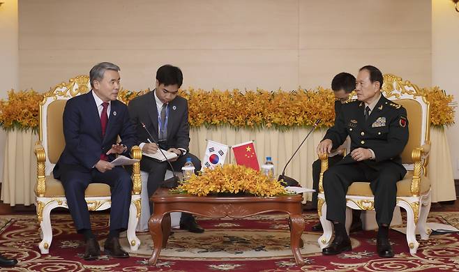 이종섭 국방부 장관(왼쪽)과 웨이펑허 중국 국방부장.(국방부 제공)