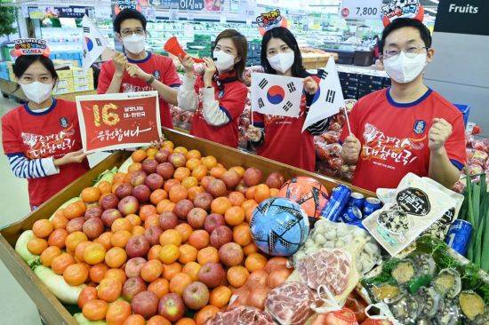 23일 서울 서초구 농협하나로마트 양재점에서 모델들이 '열정 가득한 건강 응원전'이라는 주제와 함께 보양식 재료와 응원간식을 최대 52% 할인하는 행사를 소개하고 있다(사진제공=농협유통).