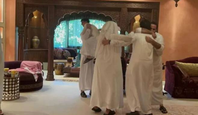 빈 살만 왕세자 가족들이 23일(한국시각) 사우디가 아르헨티나를 꺾자, 서로를 얼싸 안고 기뻐하고 있는 모습/빈 살만 왕세자 인스타그램