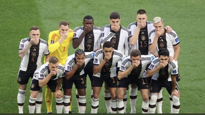 23일 2022 카타르 월드컵에서 일본과 E조 첫 경기를 앞둔 독일 선수들이 입을 가린채 팀포토를 찍고 있다. FIFA가 무지개 완장을 금지한 데 대한 항의 표시다./트위터